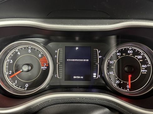 Used 2018 Jeep Cherokee Latitude Plus w/ Cold Weather Group image 17