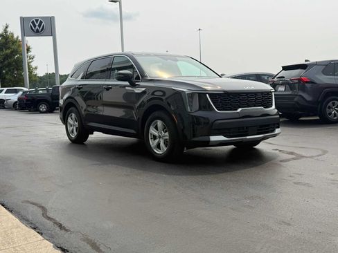 Used 2025 Kia Sorento LX FWD image 3