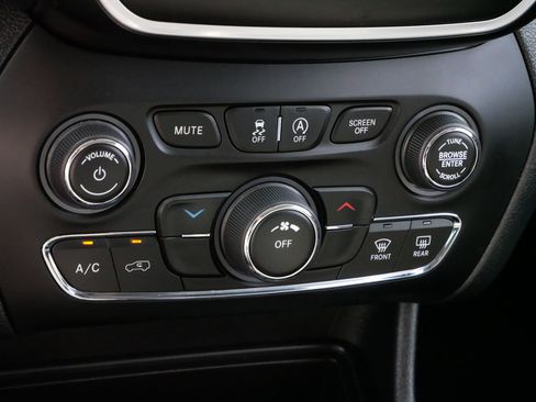 Used 2020 Jeep Cherokee Latitude Plus w/ Cold Weather Group image 23