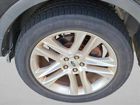 Used 2016 Ford Explorer XLT w/ Equipment Group 202A FWD image 5