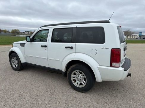 Used 2011 Dodge Nitro SE image 2