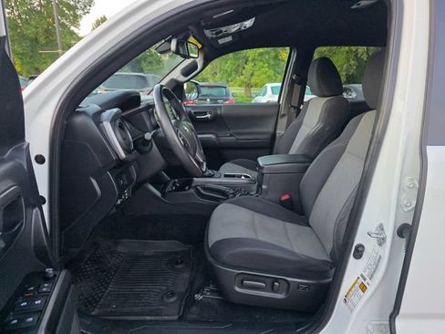Used 2022 Toyota Tacoma TRD Off-Road AWD/4WD image 17