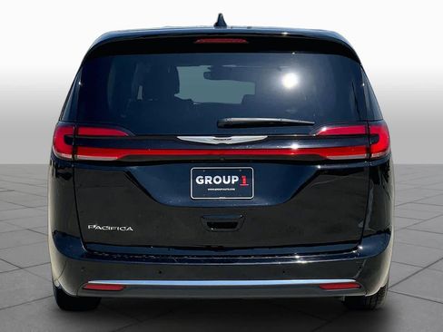 Used 2024 Chrysler Pacifica Touring-L FWD image 5