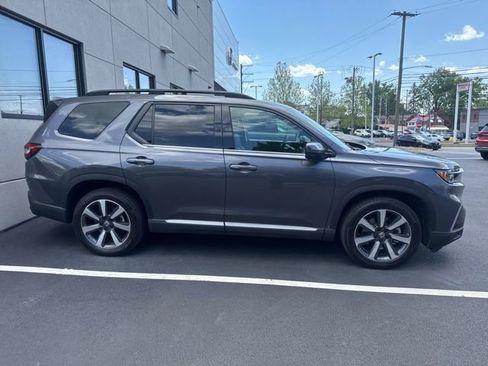 Used 2025 Honda Pilot Touring image 4