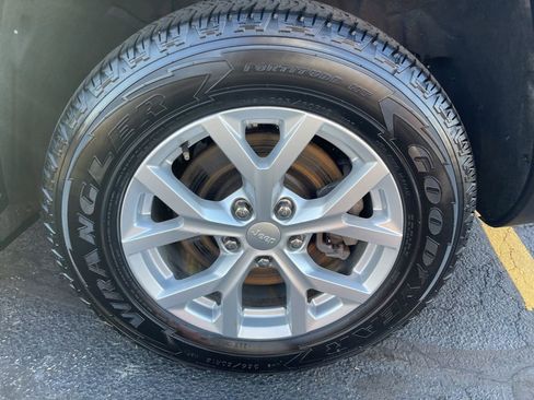 Used 2023 Jeep Grand Cherokee L Limited w/ Luxury Tech Group II image 28