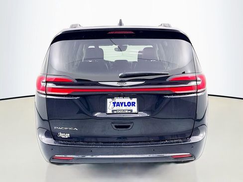 Used 2022 Chrysler Pacifica Touring-L w/ Uconnect Theater Family Group FWD image 6