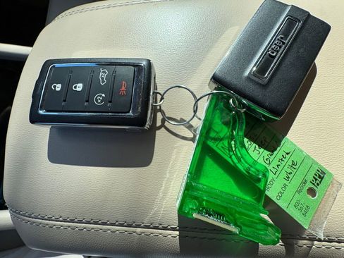 Used 2022 Jeep Grand Cherokee Limited image 37