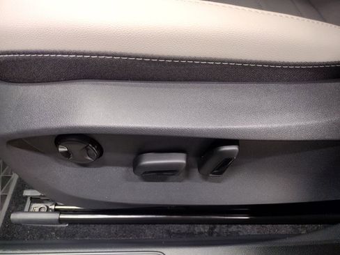 Used 2025 Volkswagen Taos SE image 21