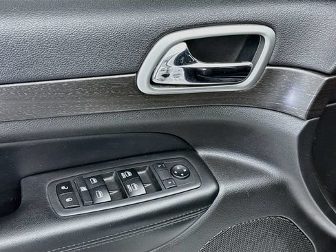 Used 2018 Jeep Grand Cherokee Altitude AWD/4WD image 22