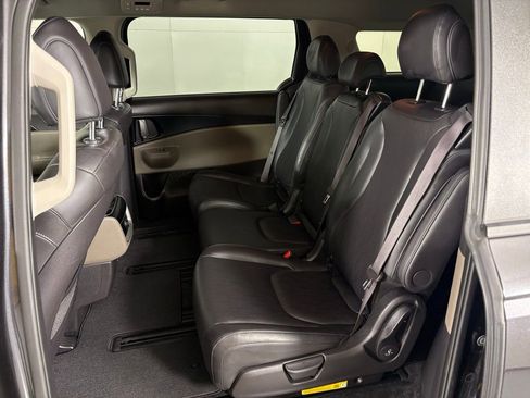 Used 2025 Kia Carnival image 35