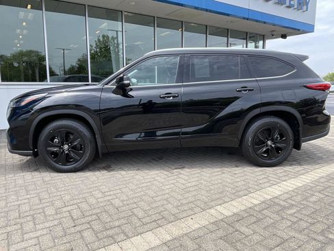 Used 2022 Toyota Highlander XLE AWD/4WD image 2