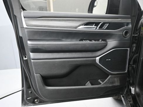 Used 2024 Jeep Wagoneer L Series II w/ Flexible Seating Group image 15