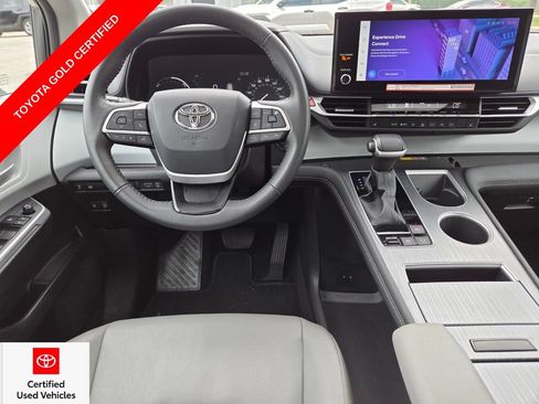 Certified 2025 Toyota Sienna XLE FWD image 7