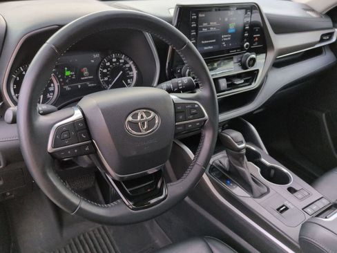 Used 2021 Toyota Highlander XLE FWD image 10