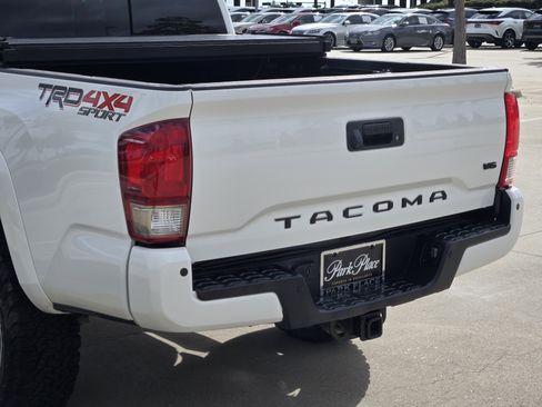 Used 2017 Toyota Tacoma TRD Sport AWD/4WD image 16