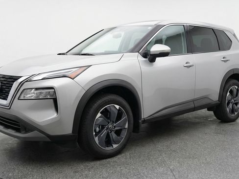 Used 2025 Nissan Rogue SV image 3