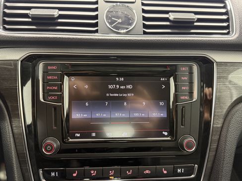 Used 2017 Volkswagen Passat 3.6 SEL Premium image 19