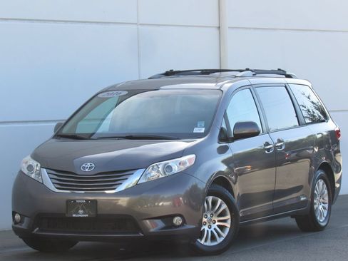 Used 2016 Toyota Sienna XLE w/ XLE Navigation Package FWD image 1