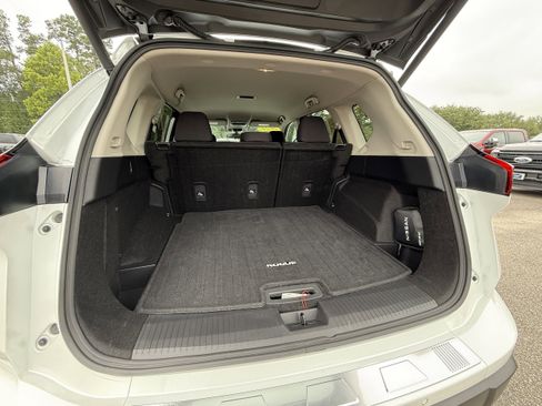 Used 2024 Nissan Rogue SV image 23