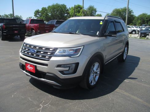 Used 2017 Ford Explorer XLT w/ Equipment Group 202A AWD/4WD image 10