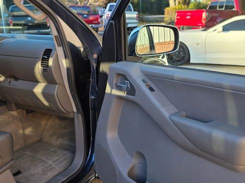 Used 2013 Nissan Frontier SL w/ Moonroof Pkg image 16