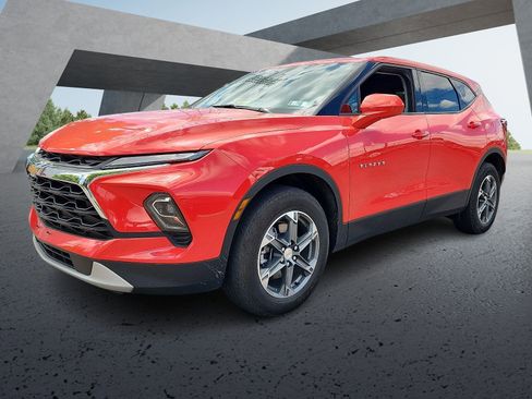 Used 2025 Chevrolet Blazer LT AWD/4WD image 3