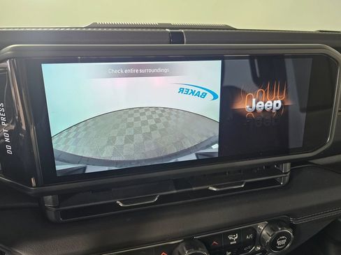 Used 2025 Jeep Wrangler Unlimited Sahara AWD/4WD image 11