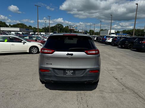 Used 2018 Jeep Cherokee Latitude w/ Altitude Package AWD/4WD image 4
