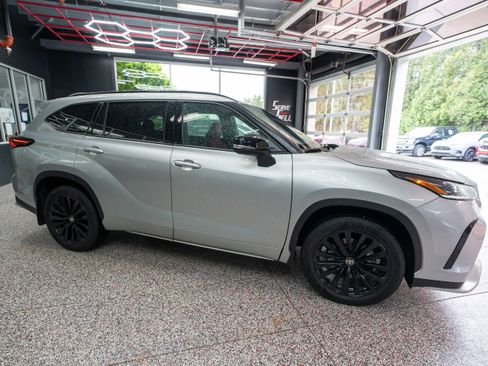 Used 2024 Toyota Highlander XSE AWD/4WD image 5
