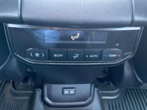 Used 2023 Toyota Highlander XLE AWD/4WD image 19