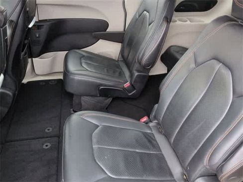 Used 2018 Chrysler Pacifica Touring-L Plus w/ Tire & Wheel Group image 19