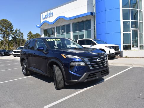 Used 2025 Nissan Rogue SV image 1