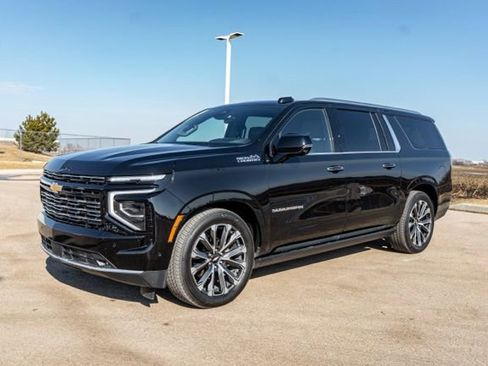 Used 2025 Chevrolet Suburban High Country AWD/4WD image 3