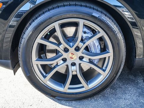 Used 2023 Porsche Cayenne Platinum Edition image 9