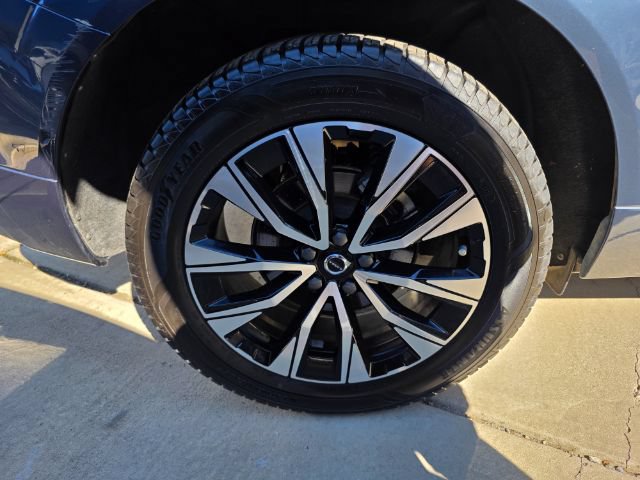 Used 2023 Volvo XC60 B5 Plus FWD image 13