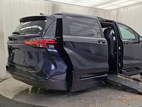 Used 2025 Toyota Sienna XSE image 8