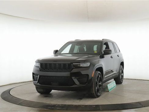 Used 2025 Jeep Grand Cherokee Altitude image 10