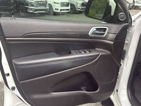 Used 2019 Jeep Grand Cherokee Altitude AWD/4WD image 12