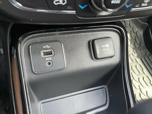 Used 2018 Jeep Compass Limited w/ Navigation Group FWD image 11