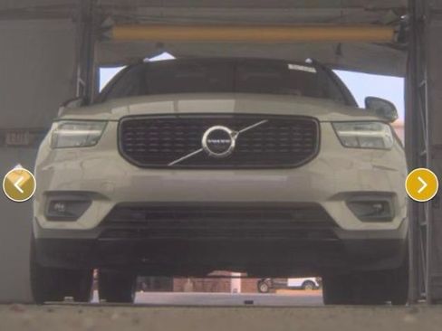 Used 2022 Volvo XC40 T5 R-Design image 3