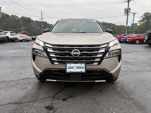 Used 2024 Nissan Rogue Platinum FWD image 2