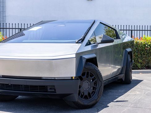 Used 2024 Tesla Cybertruck AWD Crew Cab image 20