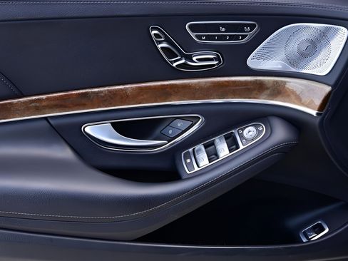 Used 2017 Mercedes-Benz S 550 Sedan image 15