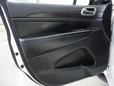 Used 2017 Jeep Grand Cherokee Altitude AWD/4WD image 10