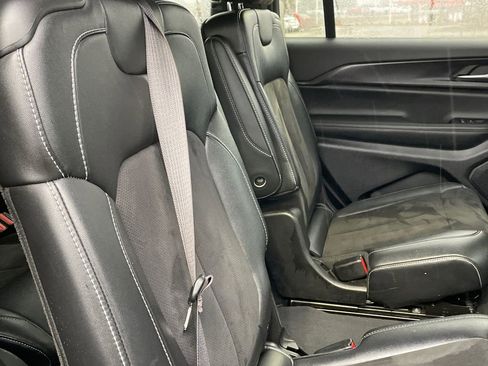 Used 2023 Jeep Grand Cherokee L Laredo image 15