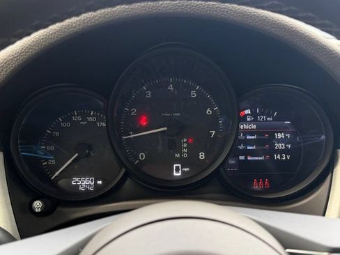 Used 2023 Porsche Macan AWD/4WD image 25