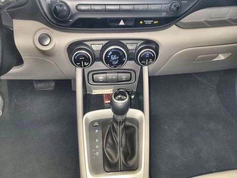 Used 2025 Hyundai Venue SEL image 19