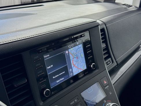 Used 2020 Toyota Sienna SE w/ SE Preferred Package FWD image 12
