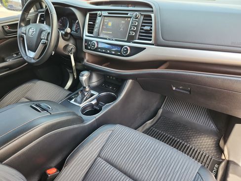 Used 2019 Toyota Highlander Plus AWD/4WD image 18