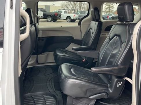 Used 2018 Chrysler Pacifica Touring-L w/ Premium Audio Group FWD image 32